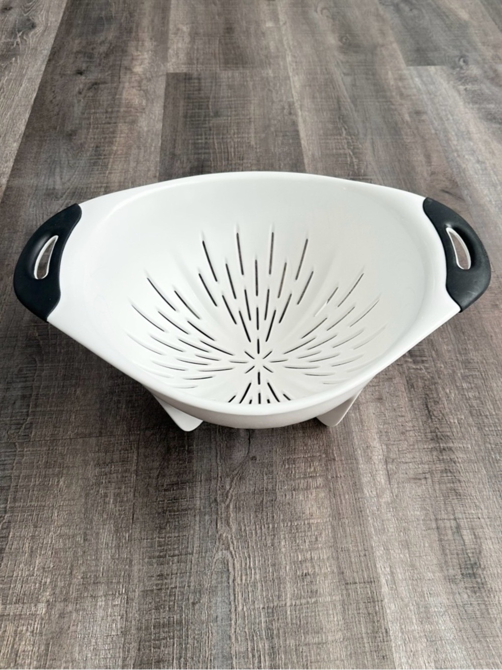 💞 OXO Good Grips White Plastic Collapsible Colander with Black Grip Handles